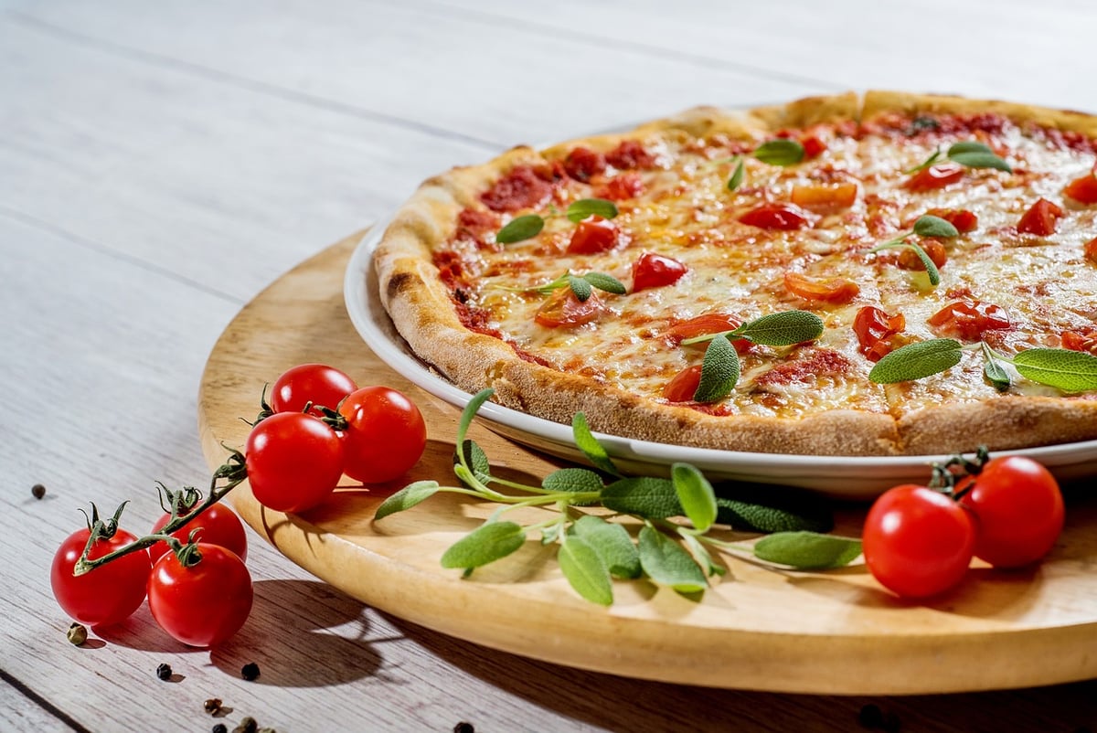 Wie gelingt die perfekte Pizza im heimischen Backofen?